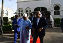 Le président de la République, Ibrahim Boubacar Keïta, entouré du Premier ministre Soumeylou Boubèye Maïga et de Bocari Tréta