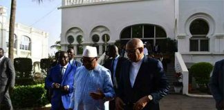 Le président de la République, Ibrahim Boubacar Keïta, entouré du Premier ministre Soumeylou Boubèye Maïga et de Bocari Tréta