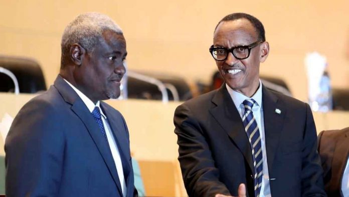 Le président de la Commission de l'Union africaine, Moussa Faki Mahamat (g. ici avec le président en exercice de l'UA, Paul Kagame)