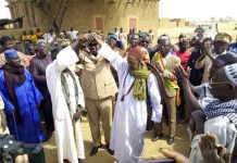 Le gouverneur de la région de Mopti, le général de division Sidi Alassane Touré scellant la réconciliation entre les deux chefs de village peul et dogon