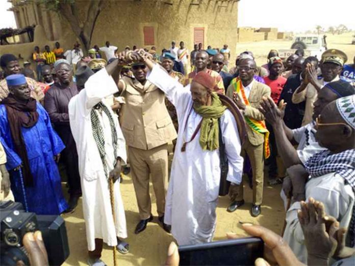 Le gouverneur de la région de Mopti, le général de division Sidi Alassane Touré scellant la réconciliation entre les deux chefs de village peul et dogon
