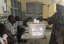 Des électeurs sénégalais dans l'école du quartier Biscuiterie de Dakar, le 24 février 2019 pour la présidentielle