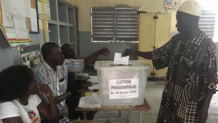 Des électeurs sénégalais dans l'école du quartier Biscuiterie de Dakar, le 24 février 2019 pour la présidentielle