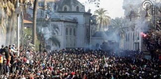 Alger, le 1er mars: des dizaines de milliers de manifestants ont défilé dans le centre d'Alger