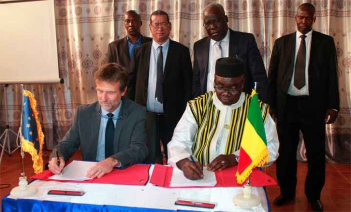 Photo d’archives de signature de convention entre l’Union européenne et le Mali