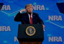 Donald Trump à la National Rifle Association dans l'État de l’Indiana le 26 avril