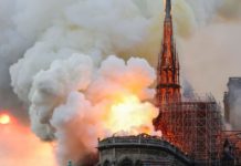 La cathédrale Notre-Dame de Paris en proie aux flammes lundi 15 avril, avant l'effondrement de la flèche FRANCOIS GUILLOT / AFP