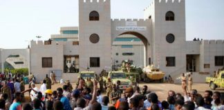 Les Soudanais continuent de manifester devant le QG de l'armée à Khartoum, le 12 avril 2019