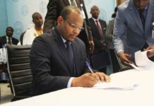 Le Premier ministre Boubou Cissé en train de signer le document