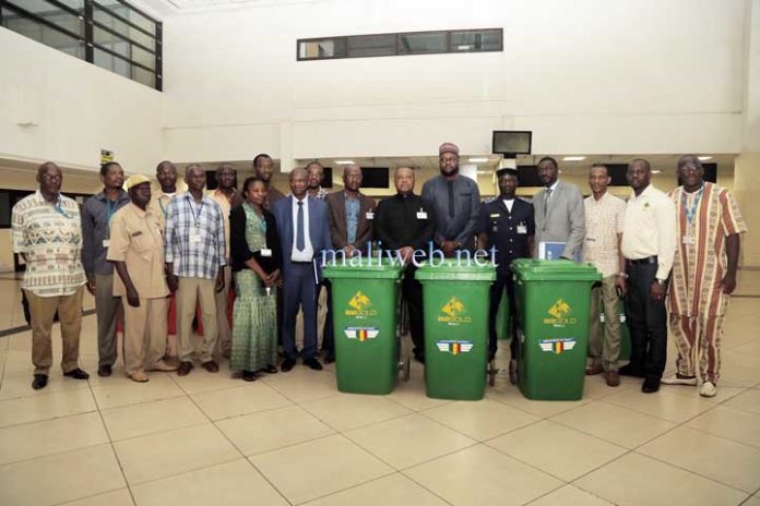 La compagnie minière B2Gold offre plus de 100 poubelles