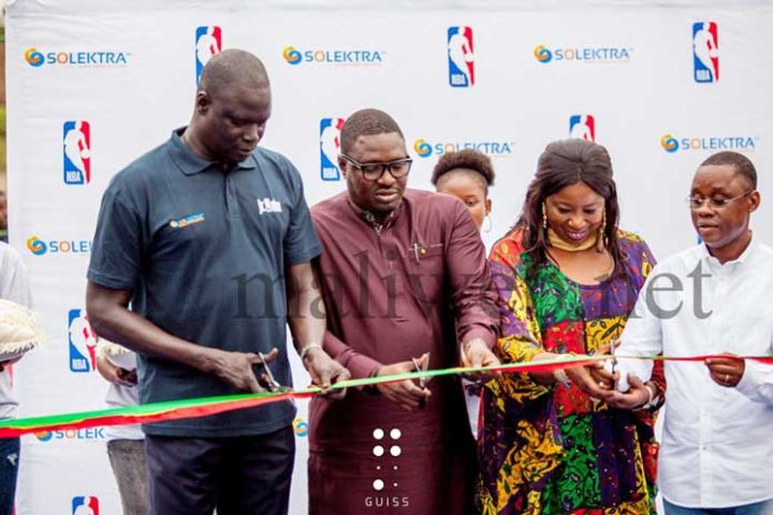 Samba Bathily offre un nouveau terrain de basketball équipé