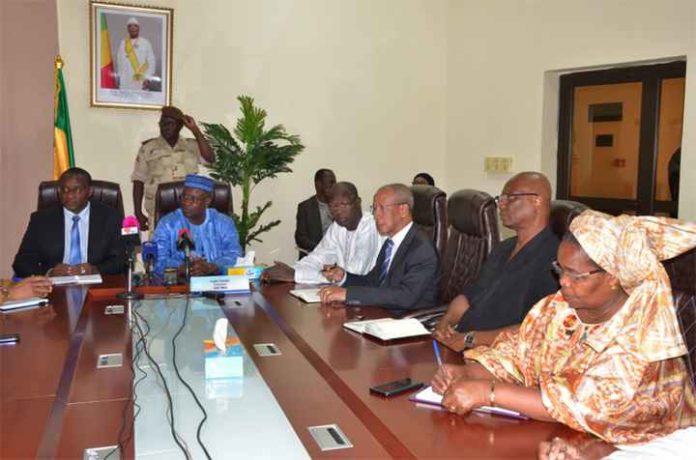 Le ministre Yaya Sangaré accueilli par le président de la HAC et ses collaborateurs