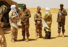 Des soldats français de Barkhane avec Moussa Ag Acharatoumane (de dos), leader du Mouvement pour le salut de l'Azawad. © DR / Image fournie par le MSA.