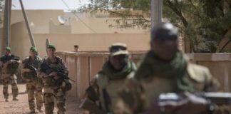 Des soldats français de Barkhane et des soldats maliens des Fama lors d'une patrouille commune à Ansongo, près de Gao, le 8 février 2018. © DR / MinDef France