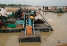 Des dragueurs en pleine activité sur le lit du fleuve Niger