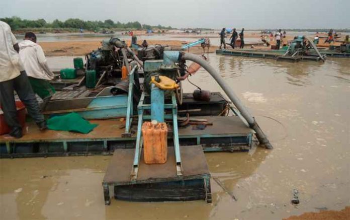 Des dragueurs en pleine activité sur le lit du fleuve Niger