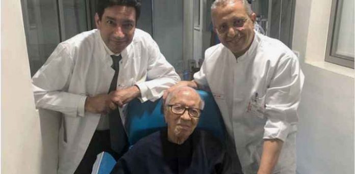 Essebsi entouré de médecins à sa sortie
