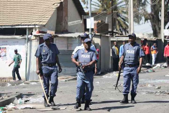Des membres de la police patrouillant dans le township