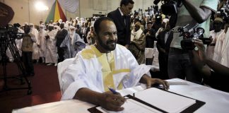 Sidi Brahim Ould Sidati, au moment de signer l'accord de paix inter-malien au nom des rebelles de la CMA, samedi 20 juin à Bamako. REUTERS/Stringer