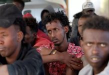 Des migrants viennent d'être récupérés par les gardes-côtes libyens, le 16 octobre 2019. REUTERS/Ismail Zitouny