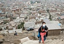 Deux enfants péruviens dans le quartier de Vista Alegre, en périphérie de Lima, le 21 mai 2020 - AFP