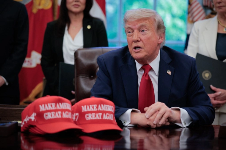 Consommation, embauches, tourisme... : la guerre commerciale de Donald Trump se fait sentir aux États-Unis, selon une enquête de la Fed